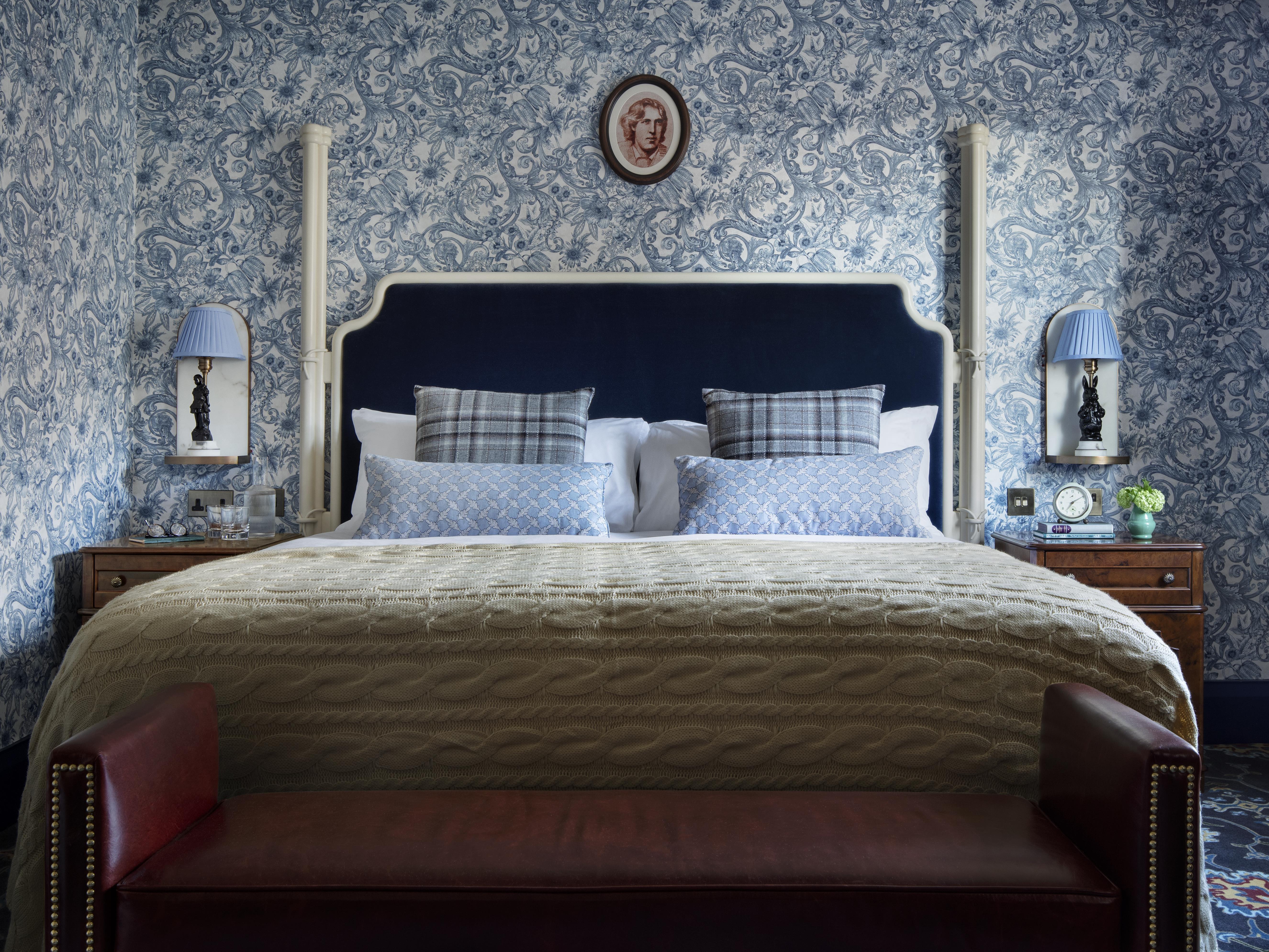 The Randolph Hotel Oxford, A Graduate By Hilton Hotel Kültér fotó A bedroom at The Carlyle